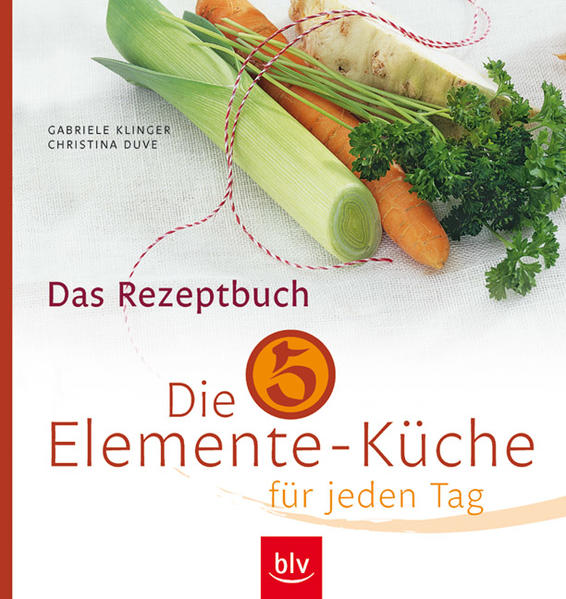 Die Prinzipien der Chinesischen Ernährungslehre, angewandt bei Lieblingsspeisen aus der heimischen Küche: das Rezeptbuch für jeden Tag mit einfachen, schnellen und leckeren Gerichten - ohne Vorwissen sofort nachkochbar. Manchmal gibt‘s nichts Besseres: Eine Tasse Hühnerbrühe, wenn man im Winter durchgefroren zur Tür hereinkommt. Oder ein frischer grüner Salat bei Sommerhitze. Warum das so ist, erklärt die Traditionelle Chinesische Medizin (TCM) anhand der Fünf-Elemente-Lehre. Die Ernährungsberaterinnen Gabriele Klinger und Christina Duve haben die Prinzipien dieser Ernährungslehre in ihrem Buch Die 5-Elemente-Küche für jeden Tag in köstliche Rezepte für den Alltag umgesetzt. Grundlage sind ihre persönlichen Favoriten - aus ihrer Kindheit, eigene Kreationen oder die Lieblingsspeisen ihrer Familien und Freunde. In der richtigen Kombination und Zutatenfolge machen die fünf Geschmäcker - süß, sauer, scharf, bitter und salzig - das Essen lecker, bekömmlich und wohltuend. Zu einer Rindfleischsuppe gehört zum Beispiel ein Stück Ingwer, zum Spargelsalat eine Prise Rohrzucker, zum Kartoffelgemüse ein Teelöffel Zitronensaft und zum Kompott eine Prise Kakao. Dabei spielen auch die Temperaturwirkungen der Nahrungsmittel sowie die Tages- und Jahreszeiten eine Rolle. Kompliziert ist das Ganze keineswegs! In ihrer Einleitung geben die Autorinnen unter anderem sieben einfache Tipps, die stets für Genuss und Bekömmlichkeit sorgen: Frische Zutaten von guter Qualität, jeden Tag gekochte Mahlzeiten und in Ruhe essen gehören dazu. Symbole neben allen Rezepten zeigen auf einen Blick, welche Speisen sich für das Frühstück oder das Abendessen eignen oder was sich gut mitnehmen lässt. Alle Vorschläge für hausgemachte Vorräte und deren Kombinationen wie Variationen ergeben eine Fülle von Möglichkeiten. Was man hierfür an Küchengeräten und Zutaten im Haus haben sollte, ist im "Werkzeugkasten" zusammengestellt. Bunt, vielfältig, alltagstauglich und familienfreundlich ist diese Sammlung der 5-Elemente-Küche für jeden Tag - leicht nach zu kochen und sehr persönlich geschrieben. Darum wecken nicht nur die schönen Fotos die Lust, gleich mit dem Kochen anzufangen.