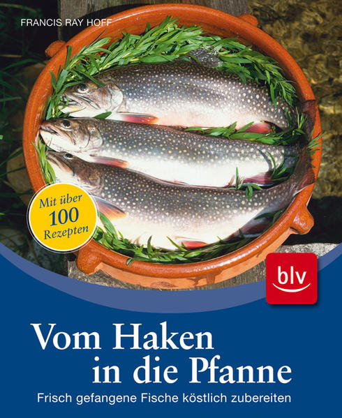 Nur selten kann man auf dem Buchmarkt sagen: „Das hat es so noch nicht gegeben.“ Beim Titel Vom Haken in die Pfanne ist diese Aussage aber einmal gerechtfertigt. Der Verfasser Francis Ray Hoff - professioneller Koch, passionierter Petrijünger, Jäger und Leidenschaftlicher Koch - hat sich bei allem Streben nach Perfektion den Sinn fürs Machbare, Bodenständige bewahrt. Das gilt auch für sein neuestes Buch, in dem er die Zubereitung schmackhafter Fischgerichte mit Raffinesse erläutert. Von den Forellen bis zum Steinbutt: Der Reihe nach stellt Hoff die verschiedensten Süßwasser- und Meeresfische vor (für Angler allemal auch solche, die es kaum im Fischgeschäft gibt) und präsentiert zuweilen mehr als ein halbes Dutzend Rezeptvorschläge. Neben den appetitanregenden Fotos werden die Zutaten übersichtlich aufgelistet. Klar gegliedert kommen dann die straffen, unmissverständlichen Arbeitsschritte daher. Dabei muss der Angler oder Küchenfreund nicht fürchten, vor Aufgaben gestellt zu werden, die nur ein Sterne-Koch bewerkstelligen kann. Auch die Zutaten bedürfen keiner detektivischen Beschaffungsreise. Dass der Laie so ganz nebenbei Wissenswertes über die einzelnen Fischarten erfährt, ist nettes Beiwerk. Nach 80 Rezepten wird das heimische Terrain insofern verlassen, als auch teils Shrimps oder Garnelen Eingang finden. Ebenso auf Krebs und Hummer braucht man nicht zu verzichten. Fischsuppen und -terrinen sowie ein Fondue bringen zusätzliche Abwechslung. Kurzum: Francis Ray Hoffs kulinarische Exkursion in die Unterwasserwelt regt unausweichlich den Tatendrang an - ob auf der Fischwaid und/oder in der Küche.