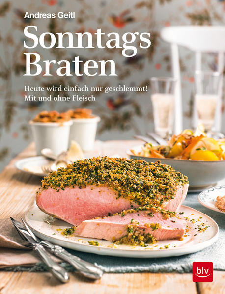 So schmeckt der Sonntag ganz besonders gut! Sehnen Sie sich auch nach diesen unvergleichlich gemütlichen Sonntagen Ihrer Kindheit, dem Duft von gutem Essen, der schon am Vormittag das Haus erfüllte, das ausgedehnte Schlemmen … Mit dem Kochbuch „Sonntagsbraten“ kommt garantiert Sonntagsstimmung auf. Der erfahrene TV-Koch Andreas Geitl weiß: Besonderes muss nicht kompliziert sein. Auf gute Produkte, liebevolle Zubereitung und kluge Planung kommt es an. Und die wichtigste Zutat, die jedem Braten die perfekte Sonntagswürze verleiht, ist das gemeinsame Essen mit Familie und Freunden. Die 52 durchdachten und detailliert beschriebenen Schlemmergerichte gelingen ganz einfach, lassen sich wunderbar vorbereiten und mit einer Auswahl an Vor- und Nachspeisen unkompliziert zum Menü erweitern. Zaubern Sie mit besonderen Fleisch-, Fisch- und Gemüsegerichten, saisonalen Zutaten, Inspirationen aus der traditionellen Festtagsküche und Geschichten zur sonntäglichen Lebensart an jedem Sonntag des Jahres Genuss für Leib und Seele auf den Tisch. Wie früher, nur noch ein bisschen besser!