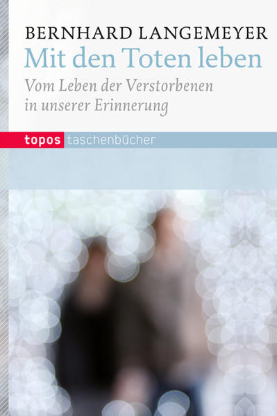 Wenn ein nahestehender Mensch gestorben ist, suchen viele nach Wegen in die Welt des Toten. Der Franziskaner Bernhard Langemeyer empfiehlt einen inneren Weg zu den Toten, die dadurch in unseren Gedanken lebendig bleiben. Anhand von Erfahrungen zeigt er, wie die Toten in unserer Erinnerung in neuer Gestalt lebendig werden in unser Leben hineinwirken können. So mit den Toten zu leben verändert auch die Einstellung zum eigenen Tod und belebt die christliche Hoffnung auf ein Leben nach dem Tod.