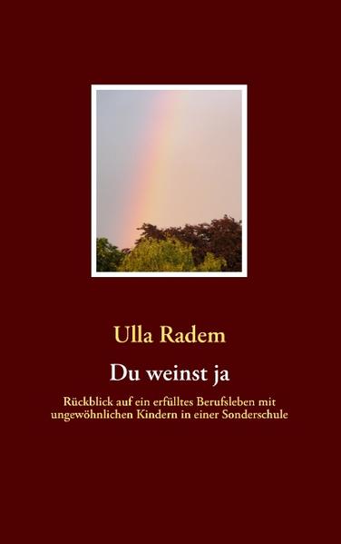 Eine pensionierte Schulleiterin einer Sonderschule erinnert sich an ihr Leben mit den Kindern, den Eltern und Kollegen ihrer Schule. Wir erfahren, welche Erlebnisse in ihrer Kindheit, während des Studiums und als junge Lehrerin sie geprägt haben, einen ungewöhnlichen Weg zu gehen, nämlich in der Sonderschule zu arbeiten und dennoch Meilensteine für eine Schule ohne Ausgrenzung zu setzen, Meilensteine, die irgendwann einmal die Sonderschule überflüssig machen sollen. Gleichzeitig wird deutlich, wie Schule sein muss, damit alle Schüler gemeinsam mit Erfolg unterrichtet werden können. Somit kann das Buch auch als ein Leitfaden für eine angewandte Pädagogik im Umgang mit ungewöhnlichen Kindern gelesen werden. Die ersten Kapitel befassen sich mit Beispielen, wie das Umfeld auf das Phänomen Sonderschule reagiert. Danach bekommen wir einen lebendigen Einblick in den Schulalltag und nehmen an der Erlebniswelt der betroffenen Kinder und Eltern teil. Es fängt alles wieder von vorne an, heißt es im Schlusskapitel.