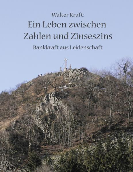 „Bei der Beurteilung aller Zeugnisse muss allerdings berücksichtigt werden, dass die neben unserem Elternhaus in der Schule wohnenden Lehrer mir einen Bonus bei der Einschätzung der Leistungen mitgeben mussten, wollten sie doch an unserem jeweiligen Schlachtekohl teilhaben. Mir als Kleinster oblag jeweils diese lästige Aufgabe, entsprechend Wurstbrühe und eine mehr oder weniger große Wurst rüber zu bringen. Wer mir sicherlich diesen Bonus nicht gewährte, war Lehrer Weigelt, den ich wirklich überhaupt nicht leiden konnte. Das beruhte sich höchst wahrscheinlich auf Gegenseitigkeit. Ich sehe heute noch den etwa 60-jährigen Stoppelkopp vor mir. Er war etwa 1,60 Meter groß und stets mit seinem dunkelgrauen vor Dreck stehenden Anzug bekleidet. Und nicht nur das. Eines Morgens erschien er vor der Klasse mit offenem Hosenstall …“ Der aus Schlotzau stammende Autor Walter Kraft schildert in teilweise sehr trockenem Humor die wichtigsten Stationen seines Lebens. Er erzählt von seinem griesgrämigen Opa, einem Lehrer, den er so gar nicht ausstehen konnte, seiner Zeit als Bankkraft und davon, dass er jetzt selbst ein stolzer Großvater ist, der seine Enkelin vergöttert.