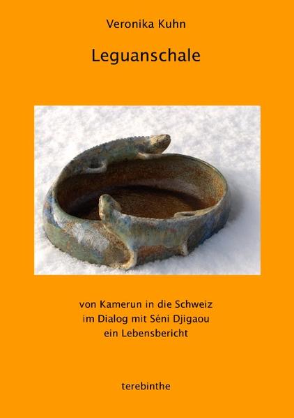 Das Buch „Leguanschale“ erzählt von der schier unglaublichen Lebensgeschichte des Künstlers Séni Djigaou, der in Nordkamerun geboren ist. Seine frühe Kindheit verbringt er unter äusserst schwierigen Lebensumständen, in denen er ums Überleben kämpft. Im Alter von zehn Jahren kommt er durch das Kinderhilfswerk „Terre des hommes“ zum ersten Mal in die Schweiz, um ihm eine umfassende Operation zu ermöglichen. Der Kulturschock ist zunächst gross und der Weg weit und herausfordernd, bis die Schweiz zu seiner zweiten Heimat wird. Sein künstlerisches Schaffen steht in einem ständigen Dialog zweier Kulturen, in einem Dialog zwischen Kamerun und der Schweiz.