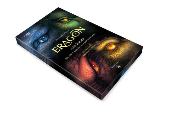 Aufwendig gestaltete Geschenkund Fan- Box mit exklusiven Sammelartikeln und den Hörbüchern zur ERAGON- Welt! Diese Box enthält: Erstmals alle 4 ERAGON- Bände sowie die Geschichtensammlung „Die Gabel, die Hexe und der Wurm" als Download- Code zum Herunterladen, ein Poster der Landkarte von Alagaësia, vier exklusive Character- Cards der Drachen sowie vier außergewöhnliche LED- Untersetzer der Drachenköpfe, die jedes Getränk in mystischen Farben zum Leuchten bringen. Mit seiner Drachenreitersaga „Eragon” begeistert Christopher Paolini ein Millionenpublikum. Als Erbe der legendären Drachenreiter stellt sich Eragon gemeinsam mit seinem blauen Drachen Saphira dem Kampf gegen den grausamen Herrscher Alagaësias. Das Schicksal aller liegt in seiner Hand ... Alles beginnt, als Eragon bei der Jagd einen blauen Stein findet. Dieser Fund wird sein Leben für immer verändern. Denn dem vermeintlichen Stein entschlüpft ein Drachenjunges - und beschert Eragon ein Vermächtnis, das älter ist als die Welt. Diese CD- lose Download- Box enthält die Bände: Eragon. Das Vermächtnis der Drachenreiter (Band 1) Eragon. Der Auftrag des Ältesten (Band 2) Eragon. Die Weisheit des Feuers (Band 3) Eragon. Das Erbe der Macht (Band 4) Die Gabel, die Hexe und der Wurm. Geschichten aus Alagaësia (Zusatzband)