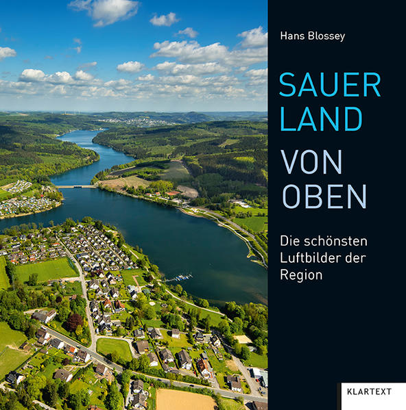 Vom Kahlen Asten bis zum Kloster Oelinghausen in Arnsberg, von der Biggetalsperre bis zu den Bruchhauser Steinen, von Schloss Berleburg zur Hohen Bracht: Grandiose Ausblicke laden zum Entdecken einer vielseitigen Region ein, die auch und gerade den im Sauerland lebenden Menschen völlig neue, ungeahnte Sichtweisen auf ihre Heimat erlaubt. Hans Blossey ist seit Jahrzehnten regelmäßig mit seinem Flieger unterwegs, sein Archiv umfasst mittlerweile über 250.000 Luftbilder. Über und unter den Wolken gelingen ihm Aufnahmen, die durch die Ausweitung des Blickwinkels spannende Perspektiven eröffnen. Seine Fotografien bieten ein doppeltes sinnliches Vergnügen, weil sie erhabene Übersichten mit einem überwältigenden Detailreichtum vereinen. Die aus der Vogelperspektive beobachteten Architekturen der Stadt- und Naturräume faszinieren zudem durch ihre Formen und Farben. Sie verwandeln sich in geometrische Figuren, das vom Boden aus gesehen scheinbar Chaotische ordnet sich, Strukturen werden sicht- und begreifbar. So entwickeln Blosseys Fotografien über das bloße Abbild hinaus einen künstlerischen Perspektivwechsel, der Lust darauf macht, das Sauerland auf jeder Seite neu zu erleben.