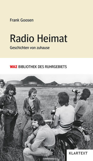 Kleine Großmäuler und großartige Großeltern, der zigarettenverqualmte Kadett aus den 70ern und Wodka blau-weiß aus den 80ern: Frank Goosen lässt das Ruhrgebiet mit einer für ihn sehr typischen Mischung aus Nostalgie und Ironie an uns vorüberziehen. Lauter Geschichten und Anekdoten, in denen das Liebenswerte und das Lächerliche oft nur ein Haarbreit auseinander liegen. So entstehen Umrisse einer Landschaft, deren charaktervolle Eigenheit sich weniger ihren äußeren Erscheinungen als den Mentalitäten ihrer Bewohner verdankt. »Radio Heimat« erzählt von einem Zuhause, das man nicht geschenkt bekommt. Es will vielmehr erarbeitet werden mit Trotz, mit Witz.