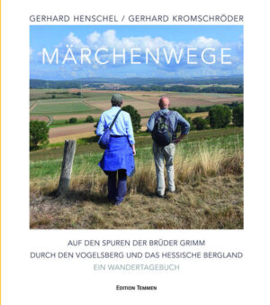 Auf dem Lebensweg von Wilhelm Busch sind sie bereits durchs Weserbergland gewandert, Walter Kempowski und Arno Schmidt sind sie durch die Lüneburger Heide gefolgt, nun haben sie Hessen auf den Spuren der Brüder Grimm von Süd nach Nord zu Fuß durchmessen: Abermals erweisen sich der Schriftsteller Gerhard Henschel und der Fotojournalist Gerhard Kromschröder als Spezialisten für literarische Wanderungen. Ausgehend von Hanau am Main, dem Geburtsort von Jacob und Wilhelm Grimm, folgen sie den Lebensstationen der Brüder gut 300 Kilometer bis ins nordhessische Kassel, wo diese fast 30 Jahre lang wirkten und wo ihre weltberühmte Märchensammlung entstanden ist. Während ihrer zweiwöchigen Wandertour erleben Henschel und Kromschröder Land und Leute aus nächster Nähe. Sie zeichnen in Wort und Bild das Porträt eines Landstrichs, der durchaus exemplarisch steht für viele Gegenden der deutschen Provinz. Zugleich liefert ihr opulent bebildertes Wandertagebuch kulturhistorische Details aus der Wirkungsgeschichte der Grimmschen Werke und gibt ungewöhnliche Einblicke in die Arbeitsweise der Brüder, ihr Verhältnis zueinander und ihre bislang nur wenig bekannten Obsessionen.