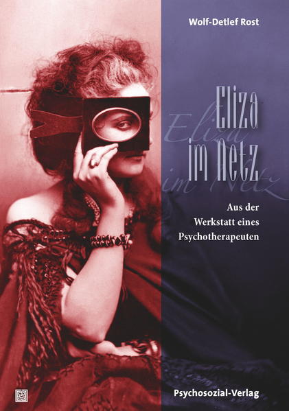 »Eliza im Netz« erzählt den bizarren Fall des Rainer Somberg im Stil einer literarischen Therapiegeschichte. Somberg ist ein scheinbar gefestigter Familienvater, der seine Traumfrau erst im mittleren Alter kennengelernt hat. Als er sie auf einer pornografischen Laienwebsite entdeckt, bricht sein Weltbild wie ein Kartenhaus zusammen. Erstmals lässt er sich auf die Hilfe eines Psychoanalytikers ein. In der Auseinandersetzung mit diesem verdeutlicht Somberg sich sukzessive seine Projektionen, Idealisierungen und narzisstischen Züge, um über die Aufarbeitung bisheriger Beziehungen schließlich ein gereifteres Verhältnis zu seiner Frau zu entwickeln. Wolf-Detlef Rost legt dabei ein überraschend emotionales Bild von Männlichkeit vor. Gemeinsam mit dem durchaus skeptischen Patienten Somberg wird auch der Leser an Begriffswerk und Praxis der Psychoanalyse herangeführt. Damit schlägt das zwischen Fallbericht und Roman einzuordnende Buch eine Brücke, über die selbst Leser mit Vorbehalten zu der ebenso aktuellen wie einfühlsamen Erzählung finden.