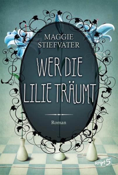 Mit jedem Tag, den Blue mit Gansey verbringt, fällt es ihr schwerer, sich nicht in ihn zu verlieben - obwohl sie weiß, dass ein Kuss von ihr der Grund für seinen nahen Tod sein könnte. Sie ist fasziniert von seiner leidenschaftlichen Suche nach dem verschwundenen König Glendower, und in der knisternden Hitze des Sommers kommen Blue, Gansey und die Raven Boys diesem Ziel immer näher. Vor allem Ronans Fähigkeit, Gegenstände aus seinen Träumen in die reale Welt zu bringen, lässt die Lösung greifbar werden. Doch das Spiel mit der Traumwelt ist gefährlich und Blue und ihre Freunde sind nicht die Einzigen, die sich ihre Wünsche herbeiträumen wollen … Albträume, die zum Leben erwachen, charmante Auftragskiller und eine verbotene Liebe: Meisterhaft kombiniert Spiegel-Bestsellerautorin Maggie Stiefvater die lebendige Schilderung der Realität mit übernatürlichen Elementen und schafft so eine fesselnde Geschichte, die ihre Leser von der ersten Seite an begeistern wird. „Wer die Lilie träumt“ ist der zweite von vier Bänden. Der Vorgängertitel lautet „Wen der Rabe ruft". Mehr Infos zu Buch und Autorin unter: www.maggiestiefvater.de