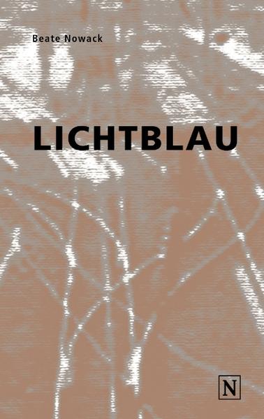 Soll man weinen oder lachen? Das Leben, von dem die Protagonistin Isida Lichtblau mit trockener und ganz selbstverständlicher Sprache erzählt, ist geprägt von einem starren Korsett. Sind es Phobien oder Neurosen unter denen Frau Lichtblau leidet - oder ist es einfach ein ganz normales Leben, welches wir alle kennen, nur nicht erkennen?Und weshalb fahren Straßenbahnen eigentlich so wie sie fahren und weshalb muss man zu anderen freundlich sein, wenn man doch gar nicht freundlich sein möchte. Isida Lichtblau benennt all das, was wir uns im Alltag nicht wagen zu benennen - ach ja, und sie wehrt sich: gegen aufdringliche Arbeitskollegen, unpünktliche Chefs und Geräusche, die sie nicht hören möchte. Nur gegen das Hüpf-Kind findet sie kein Argument - kein Wunder, ist es ihr doch sehr ähnlich. Oder doch nicht?