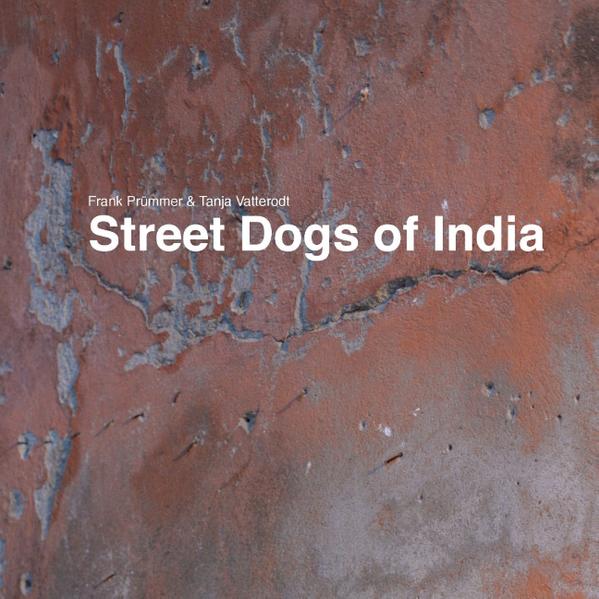 Dieses Buch ist den rund 25 Millionen Straßenhunden gewidmet, die in Indien leben. Auf Reisen nach Indien 2015 und 2016 haben wir sie getroffen. In Großstädten wie Delhi, Kalkutta oder Amritsar, in Dörfern auf dem Land und unterwegs. Es zeigt diese tapferen, oft einsamen, manchmal traurigen, manchmal fröhlichen Vierbeiner in ihrem Alltag. Ihr Leid, aber auch ihr oft sonniges Gemüt. Ihren täglichen Überlebenskampf, ihre Suche nach etwas zu essen, ihre Krankheiten, ihr Alleinsein.