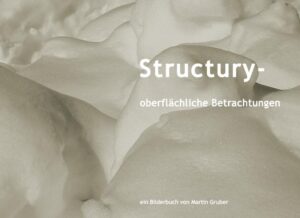 Structury ist ein erfundenes Kunstwort, zu Deutsch etwa: Strukturei.Die Fotografien dieses Bilderbuches sind anlässlich ausgedehnter Wanderungen und Spaziergänge im Berner Oberland und Jura (Schweiz), New York City (USA) und Mecklenburg-Vorpommern (BRD) entstanden.Folgende Grundgedanken waren hierbei im Blick:• Motive und Objekte sollen nicht in ihrer Gegenständlichkeit gesehen und gezeigt werden, sondern möglichst wie eine mehr oder weniger geschlossene Fläche wirken, eine Oberfläche - ähnlich einem abstrakten Gemälde.• Jede Oberfläche hat ihre eigene Struktur und verweist auf etwas, was dahinter oder darunter liegen könnte, auf eine Lebendigkeit in der Tiefe, die aber verborgen bleibt und nur als Möglichkeit spürbar wird, als erahnte Qualität.• Die Bilder versuchen somit einer „Gleichung“ zu folgen: Oberfläche = Struktur = Rhythmus = Bewegung = LebenKurze Texte und Sprüche - teilweise als Zitate, teilweise vom Autor - sind den Bildern als Begleitung und Anregung für das Betrachten zur Seite gestellt. Hierbei werden Themenkreise berührt wie Leben im Moment, Blick auf die Wirklichkeit, Männer und Frauen, lebendiges Erleben.