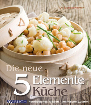 Fernöstliche Weisheit - westlich gekocht Die NEUE 5 Elemente Küche ist die praktische Umsetzung der chinesischen Ernährungslehre. Im Buch wird das traditionelle Wissen ergänzt durch die neuesten Erkenntnisse der (Ernährungs)Wissenschaft, vor allem im Hinblick auf ein erfolgreiches Gewichtsmanagement (Stoffwechsel-Typen), die zunehmenden Lebensmittelallergien und Unverträglichkeiten. Unser moderner Lebensstil verdrängt traditionelles Wissen. Zivilisationskrankheiten sind weiter auf dem Vormarsch, Allergien und Unverträglichkeiten treten vermehrt auf. Die NEUE 5-Elemente-Küche ist ein einfaches - und nach kurzer Einführung - logisches Konzept. Einfache, schnell zu kochende Rezepte mit heimischen Zutaten, wertvolle Tipps und Anleitungen zeigen die Umsetzung im Alltag. Dieses Buch wird Ihnen helfen, die Weichen für einen wohltuenden, genüsslichen Lebens- und Ernährungsstil zu stellen. Probieren Sie es aus!