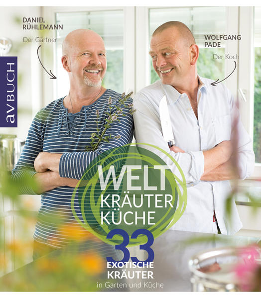 Eine ausgesprochen gut gelungenes Teamwork: Der eine, Experte in Sachen Kräuteranbau, immer auf der Suche nach einer ausgefallenen, noch nie dagewesenen, leckeren Pflanze. Der andere, ein Gourmet-Koch, der rund um gerade diese Kräuter die dazu passenden Gerichte kreiert. Was dabei herauskommt? Gerichte vom Feinsten wie zum Beispiel „Sommerfrüchte mit Zitronenblatt im Vanille-Versteck“, „Venezianischer Risotto“ oder „Eingelegtes Hühnchen auf geschmolzenen Schalotten mit Oregano-Thymian“ - um nur Einige zu nennen. Die Kräuter dazu haben nicht nur wohlklingende Namen wie „Sedanina“, „Mojito-Minze“ oder „Australisches Zitronenblatt“, sie sind auch Dank der fachkundigen Auslese robust und leicht im eigenen Garten oder auf dem Balkon anzubauen. Die Autoren lassen Sie mit diesem Buch an ihrem Wissen und ihren Erfahrungen teilhaben. Über dreißig Kräuter, Neuzüchtungen und Entdeckungen, werden vorgestellt - mit dazu passenden Rezepten. Lernen Sie auch die beiden Menschen, die dieses Buch schreiben, näher kennen. Wir haben die prominenten Autoren nach ihren Erfahrungen, Erlebnissen gefragt, ihnen bei der Arbeit über die Schulter geschaut. Wer sie noch nicht kennt: Daniel Rühlemann züchtet und kultiviert seit über 20 Jahren Spezialkräuter in der Kräutergärtnerei „Rühlemann`s“. Wolfgang Pade, ist Sternekoch und betreibt seit Anfang der neunziger Jahre das Restaurant „Pades“ in Verden bei Bremen. Profitieren Sie auch vom Wissen des Kräuterexperten und des Sternekochs: wir haben den Autoren auch den ein oder anderen Profi-Tipps rund um den Anbau von Kräutern und für das Zubereiten toller Gerichte entlockt… probieren Sie es einfach aus!