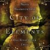 In "Die Kraft der Erde", dem zweiten Band der fesselnden "City of Elements"-Reihe, setzt Nena Tramountani Kias Reise in der magisch geteilten Stadt Tessarect fort. Nachdem sie die geheimnisvollen Fähigkeiten, die in ihr schlummern, entdeckt hat, steht Kia vor der gewaltigen Aufgabe, ihre Macht zu verstehen und zu beherrschen, bevor die finsteren Anhänger der Omilia sie für ihre Zwecke ausnutzen können. Unterstützt von Will, ihrem Inventi, dessen Gefühle zu ihr genauso rätselhaft wie die tiefen Geheimnisse Tessarects sind, begibt sie sich auf eine gefährliche Mission. Diese führt sie nicht nur zu den verborgenen Wahrheiten über ihre Familie, sondern auch in die tiefsten Schächte unter der Erde, wo die Antworten, die sie sucht, möglicherweise auf sie warten. Während Kia und Will versuchen, die Wahrheit hinter den Gerüchten über Kias Eltern zu enthüllen, erhalten sie unerwartete Hilfe von neuen Freunden und alten Verbündeten. Doch in einer Welt, in der Vertrauen selten und Verrat allgegenwärtig ist, muss Kia lernen, wem sie ihr Herz und ihre Geheimnisse anvertrauen kann. Die Beziehung zwischen Kia und Will wird auf eine harte Probe gestellt, da Kia sich fragen muss, ob Wills Gefühle eine Spiegelung ihrer eigenen sind oder ob zwischen ihnen etwas Echtes entstehen kann. Der zweite Band der "City of Elements"-Reihe führt Leser*innen zurück in eine Welt voller Magie, Intrigen und unerwarteter Verbündeter. Meisterhaft geschriebene Romantasy mit einer faszinierenden Fantasy-Welt, die mit einer außerordentlichen Liebe zum Detail erschaffen wurde. Spannend von der ersten bis zur letzten Seite - unter anderem durch die Entwicklung von Kia und Will, die durch ihre Beziehungsdynamik und die ungewisse Echtheit ihrer Gefühle eine prickelnde Unsicherheit in die Geschichte bringt.