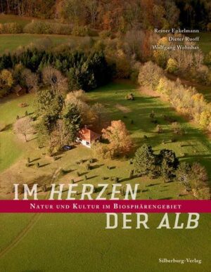 Dieses Buch entführt den Leser und Betrachter auf einen landeskundlichen Streifzug durch das Biosphärengebiet Schwäbische Alb, das vom Albvorland um Weilheim an der Teck im Norden und Pfullingen im Westen über die Kuppenund Flächenalb mit ihren tief eingeschnittenen Tälern bis nach Zwiefalten im Süden und Schelklingen im Osten reicht. Wesentliches Merkmal des Biosphärengebietes: Hier sind alle charakteristischen Natur- und Kulturlandschaften der Alb vertreten. Das Buch beleuchtet naturkundliche Aspekte wie die Flussgeschichte der Donau, die verschiedenen Karsterscheinungen oder die kostbare Flora auf Felsen und entlang der Wasserläufe. Schwerpunkte der kulturgeschichtlichen Betrachtungen sind die Schäferei, die Wiederentdeckung der 'Albleisa' (Linsen) und des 'schwäbischen Urkorns' Dinkel, die Rückkehr der Albschnecken oder auch die Streuobst- und Weinbautradition am Fuß der Alb. Weitere Kapitel befassen sich mit prähistorischen Höhlenfunden, mittelalterlichen Städten und Klöstern, der Geburtsstätte der Albwasserversorgung oder dem Kulturdenkmal 'Truppenübungsplatz Münsingen'. Mit diesem vielseitigen Band wollen die Autoren nicht nur über das Biosphärengebiet Schwäbische Alb informieren, sondern auch für den Erhalt dieser einzigartigen Kulturlandschaft sensibilisieren. Die wunderschönen Aufnahmen und fundierten, leicht verständlichen Beschreibungen wecken die Neugier auf eigene Erkundung. Verschiedene Wandervorschläge helfen bei der praktischen Umsetzung.