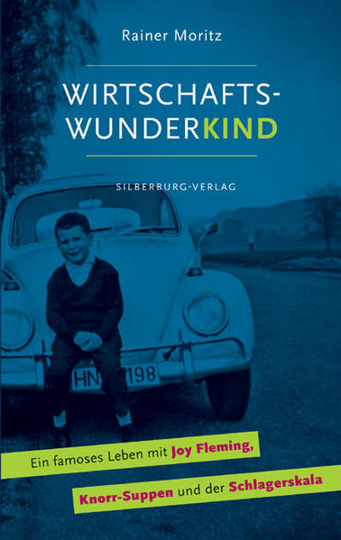 Wie war das damals in der 60er und 70er Jahren, als Velveta und Toast Hawaii den Abendbrottisch bereicherten? Mit Joy Fleming, ?evap?i?i, Knorr-Suppen und Tafelsülze, Frauen ohne Führerschein, Ede Zimmermann, den Capri-Fischern, Kaufhaus Horten, der Schlagerskala und Oleg Protopopow? Vieles, was Rainer Moritz vom Aufwachsen in den Zeiten des Wirtschaftswunders erzählt, ist sonderbar und war doch wieder typisch: wundervolle Jahre mit familiären Sternstunden, österreichischen Sommerurlauben, angenehm unaufgeregten Fernsehabenden und unvergessenen Sportmomenten. Er verkörpert die Wirtschaftswunder-Generation, ihr spezielles Schmelzkäse-Lebensgefühl und ihre - auch ohne sexuelle Revolution - famosen Jahre. Ein fabelhaftes Buch, das die feine Balance hält zwischen persönlichen Erinnerungen und Geschichten, die von vielen aus der Generation Käfer erzählt werden könnten, gepaart mit dem Lebensgefühl des schwäbischen Mikrokosmos Heilbronn. »Unprätentiös auch in den kritischen Randbemerkungen beschreibt das Wirtschaftswunderkind typische Erfahrungen seiner Generation.« Frankfurter Allgemeine