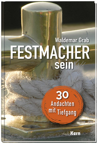 »30 Andachten mit Tiefgang«, die (wie Cover und Titel schon ahnen lassen) hier und da auch etwas »maritim« gehalten sind-immerhin war Waldemar Grab jahrelang auf den Weltmeeren unterwegs. Mit seinem Andachtsbuch möchte er die Leserinnen und Leser einladen, ihr Leben täglich bei Gott »festzumachen«. Wie es im Vorwort anschaulich auf den Punkt gebracht wird: Man muss kein Kapitän, keine Kapitänin sein, um das Schiff in der Fahrrinne des Lebens zu halten, aber man sollte unbedingt den Namen des eigentlichen Kapitäns kennen: Jesus Christus.