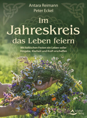 Unsere Vorfahren empfanden Zeit als Zyklus: Der Mond, die Jahreszeiten und alles Leben durchlaufen Phasen von Ruhe und Aktivität, Wachstum und Sammlung. Mit jedem Ende beginnt etwas Neues. Die Kelten und Germanen ehrten diesen ewigen Kreislauf und seine wechselnden Zeitqualitäten mit acht Jahreskreisfesten. Seit vielen Jahren leben Antara Reimann und Peter Eckel im Bewusstsein der natürlichen Zyklen. Sie teilen in diesem Buch inspirierende Impulse, traditionelles Wissen, einfache Meditationsund Ritualanleitungen sowie saisonale Rezeptideen zu Yule, Beltane oder Samhain mit uns. Dies ermöglicht uns, die verschiedenen Abschnitte des Jahres intensiv zu erleben. Wir verstehen, wann es Zeit ist, Altes loszulassen oder Neues zu wagen, Pläne zu schmieden oder aktiv zu werden. Im Einklang mit den Rhythmen der Natur gewinnen wir Vertrauen und Klarheit für unseren Weg, fühlen Dankbarkeit und können Mutter Erde und das Leben feiern. Entdecke die Magie des Jahreskreises, und lasse dich von der Weisheit unserer Ahnen inspirieren!