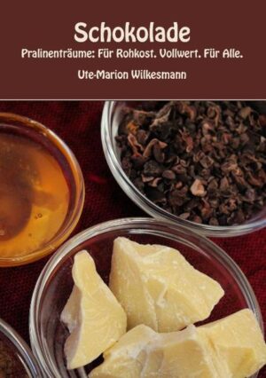 Vollwerter und Rohköstler haben viele Gemeinsamkeiten. Eine davon: Es gibt für sie bislang keine richtige Schokolade, die es ernsthaft mit herkömmlicher Zucker-Schokolade aufnehmen könnte. Dieses Buch bietet Abhilfe an. Endlich eine selbstgemachte Schokolade, die sowohl rohköstig als auch vollwertig ist. Für Veganer gibt es Tipps und Tricks, um die Rezepte problemlos ebenfalls nutzen zu können. Das Geheimnis? Es ist sehr einfach und wird - natürlich - erst im Buch verraten! Der Leser findet 115 originelle Pralinenrezepte in zahlreichen Geschmacksvarianten mit und ohne Füllung. Lediglich zwei Rezepte enthalten Tiereiweiß. Benötigte elektrische Küchengeräte: ein kleiner Mixer und für’s Auge schöne Pralinenformen oder Papierpralinenförmchen. Bereits nach 15 Minuten steht die erste Portion fix und fertig zum Festwerden im heimischen Kühlschrank. Versprochen! Diese knackig cremigen Kunstwerke behalten im Anschluss bei normaler Raumtemperatur ihre Form und sind gekühlt mehrere Wochen haltbar. Nun kann das Verwöhnprogramm starten: für die liebe Familie, die kritischen Freunde oder einfach zur eigenen