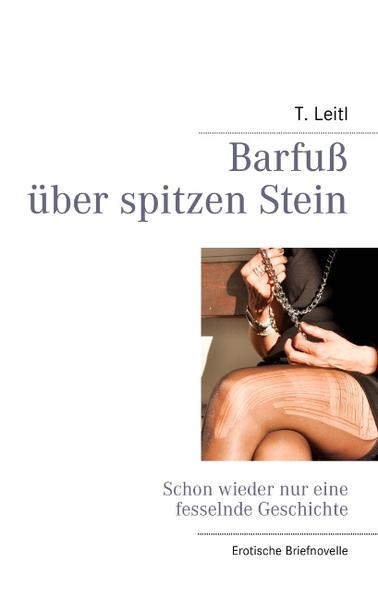 Emma ist eine Frau, die sich nicht fürchtet, Neuland zu betreten, um tief in ihrem Bewusstsein verborgene Sehnsüchte zu erforschen. Sie kostet von Außergewöhnlichem und sie berührt ihre Grenzen. Sie begibt sich in die Hände von Jesper, selbstbestimmt bedingungslos, zu Studienzwecken. Jesper ist seit jeher fasziniert von der Bildgewalt und Symbolik der unzähligen Varianten des Bondage und auf der Suche nach der Grundsätzlichkeit seiner Lustphantasien. Als Emma ihn bittet: »Bitte fesseln Sie mich!«, beginnt ein Duell in drei Sätzen aus Kontrolle und Hingabe, aus Herausforderung, Revanche und Kapitulation in Wollust. Mit fatalem Ausgang? Die Novelle Barfuß über spitzen Stein beschreibt die Handlung der drei ersten Begegnungen zwischen Emma und Jesper wechselseitig aus der Sicht der beiden Hauptpersonen und entlässt den Leser mit weit mehr Nachdenkenswertem, als ausschließlich erotischem Lesegenuss.