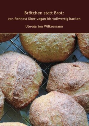 Hier wird das Thema Brötchen gründlich "abgebacken" - mehr als 80 verschiedene Brötchen für alle Gelegenheiten, vom Rohkostbrötchen bis zur süßen Hefeschnecke. Die Autorin hat alle Brötchen in einer normalen Haushaltsküche gebacken und während der Arbeit Zutaten und Herstellung protokolliert. Daher erhält der Leser, ob Küchenlaie oder -Könner, eine praktische Anleitung, die für jeden nachvollziehbar ist. Schwierige Vorgänge wie das Zusammenlegen von Bretzeln usw. sind mit Bildern veranschaulicht. Auch die Fotos sind frisch aus der Küche und nicht im Nachhinein geschönt, was dem Leser immer die Gewissheit gibt: Das geht auch bei mir daheim! Dazu gibt es viele Tipps, die gerade fürs Backen mit Vollkornmehl hilfreich sind. Ein ausführliches Literaturverzeichnis mit Trennung in Vollwert und Normalkost gibt wertvolle Lesetipps für alle, die mehr wissen wollen. Dem Trend zur schnellen Küche kommen Brötchen entgegen, dem Trend zur gesunden Ernährung die durchweg vollwertigen Rezepte. Inhaltlich unveränderter Nachdruck der Ausgabe 2007.