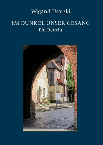 Im März 1945 endet die Flucht aus Stettin des 9-jährigen Wigand Usarski mit Teilen seiner Familie in der kleinen Ackerbürgerstadt Tribsees in Vorpommern. Der Junge beobachtet mit wachen Sinnen seine neue Umgebung. Er erlebt während dreier Jahre den täglichen Existenzkampf der Erwachsenen und ihre Angst vor der Willkür der russischen Besatzer. Aber er macht auch seine ganz eigenen ambivalenten abenteuerlichen Erfahrungen mit Angehörigen der Roten Armee. Und er möchte dazugehören zu den Kindern aus Tribsees, für die er jedoch das Flüchtlingskind bleibt. Gleichzeitig eröffnen sich ihm kulturelle Welten: Während der dunklen Abende der Stromsperre besinnen sich die Menschen auf ihr kulturelles Erbe, erzählen Geschichten, rezitieren Gedichte, machen Musik. In diesen Stunden vermag die Seele des Jungen alles Erlebte zusammen zu weben, sowohl die faszinierenden als auch die angsterfüllten Augenblicke, und daran zu wachsen. Insofern hat dieser autobiografisch geprägte Bericht starke Züge eines Entwicklungsromans.