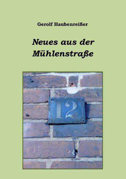 Wie in seinem Erstlingswerk „Mühlenstraße 12“ nimmt Gerolf Haubenreißer den Leser humorvoll mit auf eine Zeitreise in das Wirtschaftswunder der 50er und diesmal auch 60er Jahre.Erneut erhält man einen satirischen Einblick in eine denkwürdige Epoche mit Huckepott, Tütenlampen, Elvis Presley und Konrad Adenauer. Oma und Opa sind wieder die zentralen Figuren. Die „perfekte“ Aufklärung aus dem ersten Buch kann endlich „erfolgreich“ umgesetzt werden. Ganz nebenbei beginnt eine „unglaubliche“ Fußballerlaufbahn und die Liebe….zum Peiner Freischießen. Es beginnt aber auch der Ernst des Lebens mit der Lehre bei der Kreissparkasse und dem Wehrdienst bei der Bundeswehr, aber ganz so ernst wird es dann doch nicht…