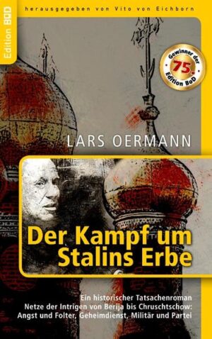 1953. Stalin stirbt auf seiner Datscha in Kunzewo. An einem Schlaganfall, wie es heißt. Sein Tod kommt seinen möglichen Nachfolgern mehr als gelegen. Er löst die Schlinge um ihren Hals und wird zum Startschuß für einen beispiellosen Machtkampf. Einigkeit wird beschworen, doch einig wird man nur darüber, daß es am Ende der Tod sein wird, der endgültige Fakten schafft. Um den Konkurrenten etwas anzuhängen und diese dann anschließend kaltzustellen, muß man Komplotte aufdecken oder konstruieren. So hat es Stalin gemacht, so werden es seine Schüler tun. Drei Moskauer kennen diese Mechanismen und fürchten, daß bei dem Staub, der aufgewirbelt werden wird, auch ihr Geheimnis ans Licht kommt. Ein Fehler, den sie vor vielen Jahren begangen haben und den sie kaschieren konnten, wäre nun ihr Todesurteil. Doch sie sind nicht schutzlos und nehmen das Machtspiel um ihr eigenes Leben auf. Ein schmaler Grat, auf dem sie sich bewegen müssen. Denn ein Fall wie ihrer wäre für den sinistren Geheimdienstchef Berija die Möglichkeit, mit einer Reihe von Leuten abzurechnen. Ein Wettlauf um ausgeklügelte Gleichgewichte beginnt.