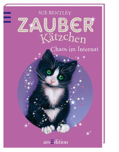 Mit dieser kleinen Katze wird Lesen ein magisches Vergnügen! Dieses bezaubernde Kinderbuch der Bestsellerautorin Sue Bentley eignet sich perfekt für Grundschülerinnen ab der 2. Klasse und zum Vorlesen für die Kleinen. Die warmherzigen Geschichten um das verzauberte kleine Kätzchen Flamme sind das ideale Geschenk für Mädchen ab 7 Jahren. Eine fantastische Geschichte um einen verzauberten kleinen Löwenprinzen und seine menschliche Freundin Als Abi neu aufs Internat kommt, ist ihr ganz schön mulmig. Wie soll sie sich nur unter all den fremden Mädchen zurechtfinden? Doch dann entdeckt sie auf dem Schulspeicher ein kleines schwarzweißes Kätzchen und das Abenteuer nimmt seinen Lauf ... Perfekt für Mädchen ab 7 Jahren zum Selberlesen und zum Vorlesen für die Kleinen Große Buchstaben und serifenlose Schrift erleichtern das Lesen Viele niedliche Bilder lockern die Geschichte auf Spannende Geschichten zum Selberlesen - so verfestigt sich die Lesekompetenz Ideal für kleine Tierfreundinnen Über das Buch Mit ihren magischen Geschichten verzaubert die Bestsellerautorin Sue Bentley die Herzen der Kinder. Das kleine Kätzchen Flamme findet in jedem Abenteuer eine Freundin, die es beschützt und deren Leben es mit seiner Magie gehörig durcheinanderwirbelt. Mit Flamme erlebt man jede Menge Abenteuer! Geschichten, die zu Herzen gehen, verzaubern und Lust aufs Lesen machen!