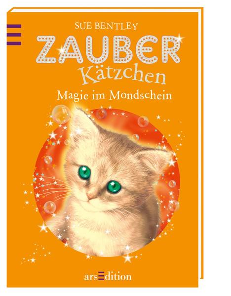 Mit dieser kleinen Katze wird Lesen ein magisches Vergnügen! Dieses bezaubernde Kinderbuch der Bestsellerautorin Sue Bentley eignet sich perfekt für Grundschülerinnen ab der 2. Klasse und zum Vorlesen für die Kleinen. Die warmherzigen Geschichten um das verzauberte kleine Kätzchen Flamme sind das ideale Geschenk für Mädchen ab 7 Jahren. Eine fantastische Geschichte um einen verzauberten kleinen Löwenprinzen und seine menschliche Freundin Eva ist nicht wirklich begeistert von der Idee, zusammen mit ihren Eltern für ein paar Tage eine Katzenpension zu hüten. Doch als ein kleines sandfarbenes Kätzchen auftaucht, das so ganz anders ist als all die anderen Katzen um es herum, beginnt ein magisches Abenteuer … Perfekt für Mädchen ab 7 Jahren zum Selberlesen und zum Vorlesen für die Kleinen Große Buchstaben und serifenlose Schrift erleichtern das Lesen Viele niedliche Bilder lockern die Geschichte auf Spannende Geschichten zum Selberlesen – so verfestigt sich die Lesekompetenz Ideal für kleine Tierfreundinnen Über das Buch Mit ihren magischen Geschichten verzaubert die Bestsellerautorin Sue Bentley die Herzen der Kinder. Das kleine Kätzchen Flamme findet in jedem Abenteuer eine Freundin, die es beschützt und deren Leben es mit seiner Magie gehörig durcheinanderwirbelt. Mit Flamme erlebt man jede Menge Abenteuer! Geschichten, die zu Herzen gehen, verzaubern und Lust aufs Lesen machen!