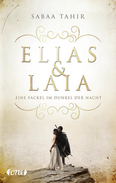 Elias, der Krieger, der die Maske des Imperiums ein für alle Mal abgelegt hat, um für seine Freiheit zu kämpfen. Laia, die Sklavin, die ihre Angst überwunden hat und dem Imperium die Stirn bietet. Das Schicksal hat die beiden zueinander geführt und im Kampf gegen das Imperium geeint. Laia hat Elias vor der Hinrichtung bewahrt und als Gegenleistung hilft Elias ihr, durch die Tunnel unterhalb von Schwarzkliff zu fliehen. Der Plan: Sie wollen die Stadt verlassen und den weiten Weg durch die Wüste bis nach Kauf einschlagen. Dort sitzt Laias Bruder im Gefängnis. Um ihn zu befreien, braucht Laia Elias‘ Hilfe. Auf ihrer Flucht bleibt kaum Zeit für die Frage, was sie außer dem gemeinsamen Feind noch miteinander teilen. Doch noch immer ist da dieses Gefühl, das sie vom ersten Moment zueinander hingezogen hat.