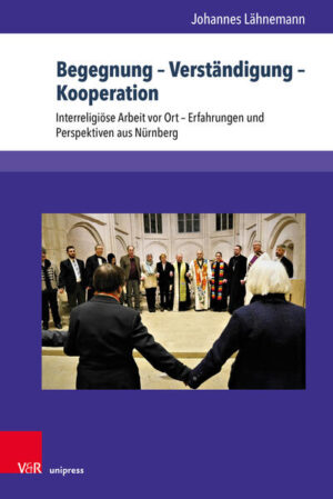 Die Nürnberger Gruppe der internationalen Bewegung Religions for Peace/Religionen für den Frieden ist eine der ältesten kontinuierlich arbeitenden interreligiösen Basisgruppen in Deutschland. Seit 1988 fanden in monatlichem Rhythmus mehr als 300 Treffen statt. Die Erfahrungen daraus können Anregung und Anleitung sein für die interreligiösen Räte, Runden Tische der Religionen und Dialogkreise, die in vielen deutschen Städten entstehen. Unter den Schlagworten »Begegnung«, »Verständigung«, »Kooperation« werden die Erfahrungen ausgewertet und Perspektiven für das Zusammenleben in einer zunehmend multireligiösen und multikulturellen Gesellschaft entfaltet. The Nuremberg Group of the international movement Religions for Peace (RfP) is one of the oldest interreligious working groups in Germany. Since its foundation in 1988, members of different religions have held more than 300 monthly meetings. The gathered experience, evidence and documents are presented under the headings “Encounter”-“Dialogue”-“Cooperation” as the main steps of interreligious exchange and collaboration. Together, they can inspire multifaith action in and contribute to religious dialogue in a civic society.