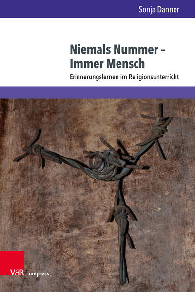 In den letzten Jahren erlebt Rechtspopulismus in den Gesellschaften und der Politik Europas einen Aufschwung. Im Gegensatz dazu stehen die Lehrpläne an Österreichs Schulen, die einen Unterricht vorsehen, der über das Thema Nationalsozialismus informieren und menschenverachtendem Umgang gegensteuern soll. Orientierungskompetenz und Persönlichkeitsbildung für Schüler*innen sind dabei wichtige Wertmaßstäbe. Abseits der »Leichenbergpädagogik« haben sich seit den 1990er Jahren neue Vermittlungskonzepte im Erinnerungslernen entwickelt-nicht zuletzt durch die Experimentierfreude evangelischer Religionspädagog*innen. Im Fokus des Bandes stehen neben den Unterrichtskonzepten erstmals die Lehrpersonen selbst mit ihren persönlichen und fachlichen Zugängen zum Thema. In recent years right wing populism has gained momentum in European societies and politics. In contrast to this development the syllabus in Austrian schools provide an education which should inform the students about Nazism and which shall oppose inhuman treatment. Here, orientation skills and personality forming for students are highly valued. Apart from the so called "Leichenbergpädagogik" (pedagogics of heaps of corpses) new conveying methods in remembrance education have been developed since the 1990s-thanks to innovative Protestant religious teachers. This volume focuses not only on teaching concepts but also on the teachers themselves and concentrates on their personal approaches and expertise on this subject.