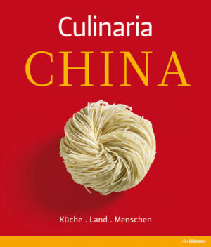 China schmecken, riechen und genießen! Erkunden Sie die Spezialitäten der Metropolen und der regionalen Küchen: vom Süden Chinas, dem Schmelztopf der Kochkultur, über reiche Küstenprovinzen im Norden zur Palastküche Pekings bis zu feurig-scharfen Sichuan-Gerichten und abenteuerlichen Speisen aus der Steppe. In diesem gründlich recherchierten Band werden die Geheimnisse aus dem Reich der Mitte gelüftet: Was verbirgt sich zum Beispiel hinter Gerichten wie „Schwalbennestersuppe“, „Bettlerhuhn“ oder gar „Ameisen, die auf den Baum klettern“? Wie verläuft der Tag eines chinesischen Arbeiters und wie wird die Hochzeit gefeiert? Was isst eine große Familie in Peking am Wochenende und welche Köstlichkeiten werden einem Pilger nach dem Besuch im Kloster serviert? Authentische chinesische Rezepte, die extra für dieses Buch in vielen Provinzen gesammelt wurden, helfen jedem, bisher unbekannte leckere Gerichte auf den Küchentisch zu zaubern. Dabei werden neben den historischen Gerichten der kaiserlichen Küche die modernsten Kreationen der weltweit bekannten Fünf-Sterne-Köche präsentiert.