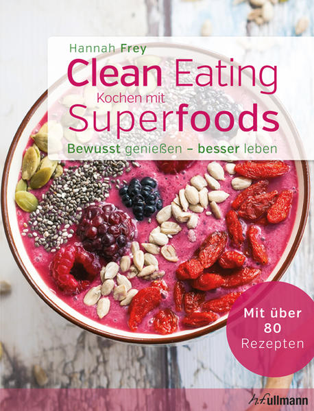 Superfoods haben eine sehr hohe Nährstoffdichte und gelten deshalb als besonders gesund. Heimische Lebensmittel wie Blaubeeren oder Grünkohl zählen dazu, aber auch exotische, wie Chia-Samen, Goji-Beeren, oder Matcha. Ihnen ist gemein, dass sie über hohe Mengen an Proteinen, Vitaminen, Mineralstoffen, Antioxidantien, Aminosäuren, essentiellen Fettsäuren und Enzymen verfügen. Durch den modernen „Power-Begriff“ vergisst man schnell, dass es sich bei den Superfoods eigentlich um altbewährte Naturprodukte handelt, die viele Vorteile gegenüber industriell hergestellten Lebensmitteln haben. Die Autorin Hannah Frey hat mit diesem Buch nicht nur einen Ernährungsratgeber geschrieben, der zeigt, wie wir durch Superfoods unsere Ernährungsgewohnheiten verbessern und unsere Gesundheit fördern können, sondern auch ein Kochbuch geschaffen, welches mit über 80 vegetarischen und veganen Rezepten Lust auf gesundes und natürliches Essen macht. Mit der Beschreibung der 25 wichtigsten Superfoods von Amaranth bis Zitrone wird eine fundierte Wissensgrundlage geschaffen, die durch Rezepte für die Verwendung der Superfoods im Frühstück, in Suppen und Salaten, bei Hauptgerichten, in Desserts, Gebäck und Snacks unterstützt wird. Eine geniale Informationsquelle für alle ernährungsbewussten Genießer.