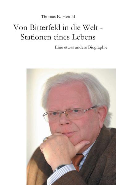 In Leipzig geboren, führte der Lebensweg des Autors über Bitterfeld, Berlin, Heilbronn, Tübingen und Bielefeld nach Paderborn. Nicht alle Ortswechsel waren freiwillig bzw. eigeninitiativ, doch lassen sie erkennen, dass er weiß, wovon er spricht, wenn er versucht, die Geschehnisse in Deutschland nach 1957 politisch und wirtschaftlich einzuordnen. Studium und Beruf gaben ihm die Möglichkeit, diesen Horizont in besonderer Weise zu erweitern. Es fällt auf, dass besonders seine Begabung, auf Menschen zuzugehen und diese in der ihnen eigenen Art zu schätzen, dazu beigetragen hat, politische Strömungen, wenn auch nicht immer zu akzeptieren, so doch meist zu verstehen. Geprägt hat ihn sicher die Notwendigkeit, sich schon als Kind in fremder Umwelt zurechtfinden zu müssen sowie die Bereitschaft der Mutter, sich selbstlos der Eingewöhnung und dem Fortkommen des Sohnes zu widmen. Obwohl er im Laufe der Zeit ein, wie er immer formuliert „Beuteschwabe“ geworden ist, brach er doch nach dem Studium aus und verließ die Wahlheimat Heilbronn. Jenseits der Mainlinie, für viele Schwaben damals unvorstellbar, fand er eine neue Heimat. Liebe und Beruf machten ihn erneut sesshaft. So kam es, dass ihn mit der Zwischenstation Bielefeld der Lebensweg von Bitterfeld hinaus in die Welt führte - jeweils nicht dauerhaft, aber intensiv genug, um zu lernen, fremde Kulturen zu bewerten und einzuordnen. Vielfach war er als „Pionier“ tätig. Schon 1981, noch gab es keinen Flug aus der Bundesrepublik in die VR China, führte er ostwestfälische Unternehmer dorthin - unvergessen die damals politisch unglaublich mutige Aussage des chinesischen Fremdenführers: „Tschou En Lai ruht im Herzen des Volkes“. Auch die Bereitschaft, auf eine Unternehmerreise zur arabischen Halbinsel eine Unternehmerin mitzunehmen, zeugten damals von Gestaltungswillen und -kraft! All das sicher nicht Selbstverständliche wird getoppt von seinen Aktivitäten im Zusammenhang mit der Wiedervereinigung Deutschlands - der Wende. Spontan und ohne Genehmigungen in die eigentliche Heimat zu reisen, dort zu treffen und zu sprechen, wen er wollte, stellte sich für ihn als die Erfüllung heraus! Er selbst war immer überzeugt, dass das kommunistische System nicht überleben kann, er dessen Ende aber nicht erleben würde. Die politische Entwicklung hat dann schließlich doch dazu beigetragen, dass er Recht behalten hat, und sich so sein berufliches und persönliches Leben letztlich erfüllen konnte.