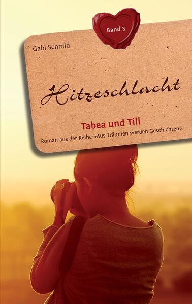 „Hitzeschlacht“ ist nach „Herbststürme“ und „Sternschnuppen-Regen“, nun der dritte Band dieser Reihe und in diesem stehen Tabea und Till im Vordergrund: Zwei gemeinsam verbrachte Nächte bedeuten nicht, dass man eine Beziehung hat. Diese Erfahrung muss Tabea Lier machen, als sich Till Winter nach seiner Abreise nach Dubai, wo er mit seinem Filmteam eine Dokumentation dreht, nicht mehr meldet. Als aus Wochen Monate werden, trifft sie sich mit Sven Eberling, der sich schon lange um sie bemüht. Doch dann taucht Till wieder auf ... In den jeweils abgeschlossenen Liebesromanen, die in der fiktiven, schwäbischen Kleinstadt Mittsingen spielen, steht die Romantik an allererster Stelle. Und wer die anderen Bände der Serie schon gelesen hat, wird auch alte Bekannte wiedertreffen. Lesevergnügen pur! Geschichten aus dem Leben … aus dem Strohgäu! Band 1: Herbststürme Band 2: Sternschnuppen-Regen Band 3: Hitzeschlacht