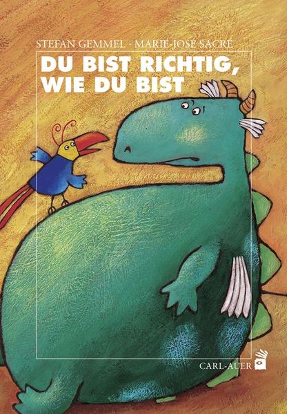 „Farbenfroh und liebevoll gestaltet, eignet sich dieses Bilderbuch bestens für Kinder, die im Kontakt zu anderen unsicher sind. Es fördert die innere Stärke und Selbstfindung und macht Mut gegen Mobbing oder Ausgrenzung.“ Sonja Fuchs, Evangelische Kirche im Rheinland „Ein Mutmach-Buch gegen Mobbing und Ausgrenzung, für Selbstfindung und innere Stärke. Nach „Irgendwie Anders“ das schönste Buch, welches mir zu diesem Thema in die Hände gefallen ist.“ Schule heute Wir lieben dich, wie du bist! Bodo, der große freundliche Drache, lebt glücklich und zufrieden im Wald von Tohuwabohu. Er schaut den Schmetterlingen beim Fliegen zu, probiert den Honig der fleißigen Bienen und übt mit den Glühwürmchen neue Tänze ein. Doch dem Löwen gefällt das nicht. Der König der Tiere fragt sich: Warum kann der Drache sich nicht, wie es sich für ihn gehört, wie ein Ungeheuer benehmen? „Du musst laut und grausam sein“, fordert er den Drachen auf. Weil Bodo das aber nicht kann und es auch gar nicht will, vertreibt ihn der Löwe aus dem Wald. Doch bald wird klar, dass der Drache den Tieren fehlt. Sogar dem Löwen … Der Autor: Stefan Gemmel schreibt seit vielen Jahren erfolgreich Kinder- und Jugendbücher, die weltweit bereits in 16 Sprachen übersetzt wurden. Er absolviert Lesungen, Lesenächte und Workshops in Schulen und Bibliotheken und leitet Literaturprojekte und Schreibwerkstätten. Für sein außerordentliches Engagement in Sachen Leseförderung wurde ihm 2007 das Bundesverdienstkreuz verliehen und 2013 der Sonderpreis der Moerser Jugendbuch-Jury. Die Illustratorin: Marie-José Sacré ist eine international mehrfach ausgezeichnete Illustratorin aus Belgien. Sie arbeitet mit renommierten internationalen Kinderbuchverlagen zusammen und hat mehr als 90 Bücher illustriert, die in 20 Sprachen übersetzt wurden.