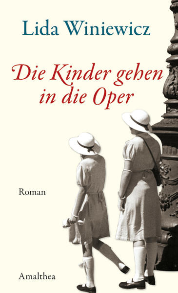 Berührender Roman einer Jugend im Kriegs-Wien Zweiter Weltkrieg in Wien: Verdunkelung, Feind im Anflug, Verschüttete, »Kraft durch Freude«, die Hakenkreuzfahne am Rathaus, das Fallbeil im Landesgericht. Und nie gekannt, längst verstorben, eine Großmutter namens Esther. Die Spur führt mitten durchs Leben der beiden Enkelinnen. Sie gehen in die Oper. Die Oper bietet Asyl. Musik und Unwirklichkeit helfen, die Wirklichkeit zu ertragen. Lida Winiewicz schildert packend die lebensgeschichtlichen und historischen Ereignisse einer Jugend im Kriegs-Wien und parallel das Leben der Familienmitglieder im Exil.