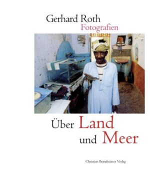 Der Schriftsteller Gerhard Roth verwendet seit vielen Jahren den Fotoapparat wie eine Sonde, die ihm beim Beobachten und Aufspüren hilft. Lange Zeit war ihm der Fotoapparat ein Hilfsmittel, eine andere Form, Notizen zu verfassen, ein Erinnerungsspeicher außerhalb des eigenen Kopfes. Nach den bei den literarischen Fotobänden „Atlas der Stille“ und „Im unsichtbaren Wien“ legt Gerhard Roth nun den Abschlussband seiner fotografischen Dokumentation der beiden Romanzyklen „Archive des Schweigens “ und „Orkus“ vor. „ Über Land und Meer“ umfasst mehr als 700 Fotografien von so unterschiedlichen Ländern und Städten wie Japan, Ägypten, dem Berg Athos, Spanien, Portugal, Madeira sowie Florenz und Amsterdam . All diese Orte sind sozusagen „Originalschauplätze“ seiner atmosphärisch dichten Romane, Gerhard Roth hat sie oft mehrmals für seine literarische Recherche bereist. Und wieder ist es sein Blick für das überraschende Detail, für das Besondere im ganz Alltäglichen , der dieses Fotobuch so außergewöhnlich macht.