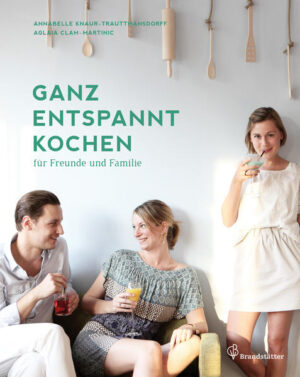 Ganz entspannt kochen erzählt weder von der perfekten Gastgeberin noch von einer Küche, die sich um Auszeichnungen kümmert - hier geht es um’s Einladen und Kochen aus Leidenschaft. Um die Freude am Schmecken und Verwöhnen, in jeder Alltagssituation ebenso wie in den besonderen Momenten des Lebens: In diesem Buch werden Freundschaften und Kindergeburtstage gefeiert, ein Ladies-Get-Together im 50er-Jahre-Stil zelebriert, ein entspanntes Sonntagsmenü vorgeschlagen, bei dem Kind und Kegel in den Töpfen rühren, oder zur Abwechslung das Mittagessen einfach einmal in den Picknick-Korb gepackt. Und mit den richtigen Ideen für die Dekoration wird jedes Essen zu einem Augenschmaus. Mit diesem Buch werden Ihre Gäste Sie lieben. Und Sie werden Ihre Partys und Einladungen endlich auch selbst entspannt genießen können. Verlieren Sie die Scheu vor Ihren Ansprüchen, öffnen Sie Ihre Tür, lassen Sie sich helfen und Ihre Gäste herein.