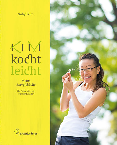 Sohyi Kim ist in Korea längst ein Star, ihre Auftritte in der Kochshow MasterChef sind legendär. Ihren Lebensmittelpunkt hat sie jedoch vor vielen Jahren in Wien gefunden, wo sie sich mit ihrem Restaurant Kim kocht einen Lebenstraum erfüllte. Sie kocht für jeden Gast wie für einen Freund, mit ihren Kochkünsten will sie Menschen wieder in ihre Balance bringen. Ihre ungewöhnlichen Kombinationen von Zutaten, Kräutern und Gewürzen schenken Wohlbefinden und neue Energie, befördern die Gesundheit und verführen zu ganz neuen Genusserlebnissen. In ihrem neuen Buch zeigt uns Kim, wie man kocht, wenn man sich leicht und unbeschwert fühlen möchte. Sie verrät uns ihre ganz persönlichen Energie-Kicks und begleitet ihre Rezepte mit zahlreichen Tipps für belebende Drinks, aktivierende Tees und ausgleichende Kräutermischungen.