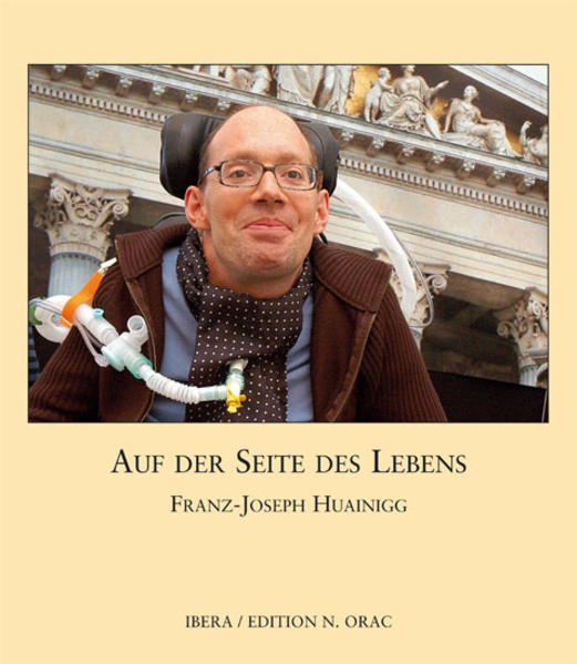 Europaweit findet eine bedenkliche Euthanasiedebatte statt. Rund um den Tod von Piergiorgio Welby überlegt Italien eine Euthanasie-Gesetzgebung. In den Medien wurde das Sterben des Italieners durch Leidensdarstellungen zelebriert. In Internetforen wird europaweit der Wunsch nach aktiver Sterbehilfe laut. Die deutsche Illustrierte „Stern“ dokumentierte vor kurzem 12 Personen, die in die Schweiz fuhren, um dort getötet zu werden (Sterbehilfe). In den Niederlanden gibt es bereits seit einigen Jahren ein Euthanasiegesetz, 2004 starben durch die aktive Mithilfe von Ärzten 1800 Menschen. -- Franz-Joseph Huainiggs Buch beinhaltet persönliche Erfahrungen, Meinungen und Grundsätze zu den Themen Leben, Sterben, Euthanasie und hospizliche Sterbebegleitung von österreichischen Persönlichkeiten. Durch zahlreiche Gedichte, die während eines zehnwöchigen Krankenhausaufenthaltes im Otto-Wagner-Spital entstanden sind, möchte Franz-Joseph Huainigg seine Erlebnisse rund um den Kampf von Leben und Tod darstellen. Der Nationalratsabgeordnete kehrte mit einer Beatmungsmaschine wieder zurück an seinen Arbeitsplatz - das Parlament. Dieses Buch erzählt von einer Lebenskrise und deren Bewältigung durch den Zusammenhalt einer Familie. Nicht Rührseligkeit oder gar Mitleid beherrschen die Texte, sondern Hoffnung, Liebe und ab und zu ein humorvolles Augenzwinkern. „Er will leben“, sagt Judit und berichtet über die langen Tage am Bett ihres Ehemannes und ihre schlaflosen Nächte. Mit der Kraft der Liebe ist es beiden gelungen, diese schwere Krise zu überwinden. -- Mit Beiträgen von: Ernst Berger, Gregor Demblin, Heinz Fischer, Eva Glawischnig-Piesczek, Silvia Hartl, Werner Kerschbaum, Toni Knittel, Michael Krispl, Franz Küberl, Otto Lechner, Christoph Leitl, Judit Marte-Huainigg, Wilhelm Molterer, Tobias Moretti, Ursula Plassnik, Barbara Prammer, Rupert Roniger, Christoph Schönborn, Wolfgang Schüssel, Michael Spindelegger. Gertrude Steindl