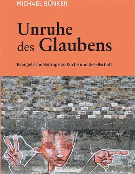 Die thematisch weit gespannten Beiträge in Michael Bünkers neuem Buch sind ein intellektuelles und literarisches Vergnügen. So finden sich essayistische Texte und literarische Kabinettstücke neben wissenschaftlichen Vorträgen und Aufsätzen. Stets pointiert, griffig und klar diskutieren sie etwa Fragen des Glaubens wie der Gesellschaft und der Diakonie, der Geschichte und des Gedenkens. Die Texte in diesem Buch zeugen von der Freiheit des Geistes, die den evangelischen Glauben kennzeichnet. Es gelingt Bünker, die Texte der Bibel in die heutige Lebenswelt sprechen zu lassen-zugleich aber vermeidet der Autor gekonnt die Banalisierung der biblischen Botschaft. Mit seinem Buch stiftet Bünker an zu kritischer Zeitgenossenschaft und zur befreienden Unruhe des Glaubens.