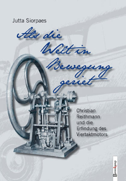 Fast jeder fährt Auto - es ist allgegenwärtig und unentbehrlich. Trotzdem weiß kaum jemand, dass es Automobile seit weit über hundert Jahren gibt und dass unter der Motorhaube meist ein Viertaktmotor brummt. Und damit sind wir beim Thema: Wer hat den Viertakter als Erster gebaut? Ein Tiroler womöglich, der sich aber nicht durchsetzen konnte? Eine dieser vergessenen Figuren, die wie Mitterhofer und Madersperger beinah in die Weltgeschichte eingegangen wären? Von dieser wahren und wahrhaft tragischen Geschichte erzählt dieses Buch. Eine junge Journalistin findet einen Karton voller Papierkram, den Nachlass des verstorbenen Urgroßvaters. Er arbeitete an einem Zeitungsartikel über den Motorenerfinder Christian Reithmann, geboren in St. Jakob in Haus, Bezirk Kitzbühel/Tirol.Er hatte einen Viertaktmotor erfunden und deshalb einen Patentstreit auszustehen. Aber die Weltgeschichte rollte über den Urgroßvater hinweg, er fiel im Ersten Weltkrieg und konnte das Vorhaben, über den Tiroler Tüftler und Erfinder ein Buch zu schreiben, nicht mehr verwirklichen. Zunächst nur widerwillig, vom tragischen Schicksal des Christian Reithmann aber zunehmend in den Bann gezogen, schreibt die Urenkelin die packende Geschichte nieder.