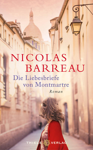 Als seine Frau Hélène mit nur dreiunddreißig Jahren stirbt, ist Julien Azoulay, ein Autor von Liebeskomödien, am Boden zerstört. Doch Hélène hat ihrem Mann ein Versprechen abgenommen: Julien soll ihr nach ihrem Tod dreiunddreißig Briefe schreiben - für jedes gelebte Lebensjahr einen. Verwundert stellt Julien fest, dass ihn das Schreiben der Briefe auf seltsame Weise tröstet. Er berichtet Hélène von dem Leben, das er jetzt ohne sie führen muss. Von seiner Liebe, die keine Antworten mehr bekommt. Von ihrem Sohn Arthur, der keinen traurigen Papa möchte. Von Cathérine, die ihn so gern trösten will, aber selbst zu unglücklich ist über den Tod ihrer Freundin. Hélène liegt auf dem Friedhof am Montmartre begraben, und dort, in ein Geheimfach am Grabstein, legt Julien seine Korrespondenz. Doch eines Tages sind alle Briefe verschwunden. Statt ihrer entdeckt Julien ein kleines Herz aus Stein. Julien ist fassungslos. Er hat keinem Menschen von den geheimen Briefen erzählt. Und noch seltsamer: Auf jeden Brief, den er nun schreibt, erfolgt eine »Antwort«: ein Gedicht von Prévert, Kinokarten für Orphée, ein Vergiss-mein-nicht-Sträußchen ... Was Julien nicht ahnt, ist, dass jemand ihn beobachtet. Jemand, der seine Briefe liest und den mit seinem Schicksal hadernden Mann mit sanfter Hand in die Welt der Lebenden zurücklenken will. Jemand, der sich in ihn verliebt hat …