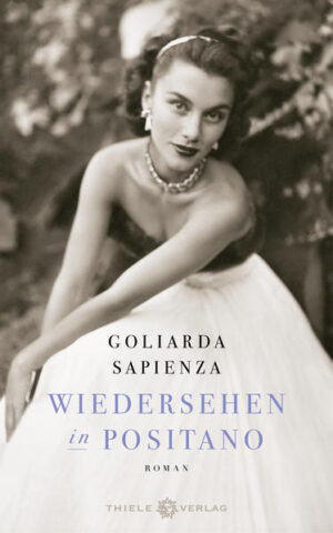 Als die Schriftstellerin Goliarda Anfang der fünfziger Jahre in das noch verschlafene Bergdorf Positano an der malerischen Amalfiküste kommt, verliebt sie sich sofort in diesen Ort und seine Menschen. Hier bestimmt das Meer den Rhythmus des Lebens, die Farben und das Licht erschaffen eine Traumsphäre. Noch hat der Rest der Welt Positano nicht entdeckt, aber wer zufällig über diesen Fleck Erde stolpert, verfällt ihm ganz und gar: Da sind Künstler, Bohémiens, Kommunisten und Cineasten. Der junge Positaner Nicola, der Goliarda in seinem Boot an einsame Strände bringt. Der alte Barista Giacomino, der ihr ein treuer Freund wird. Eines Tages begegnet Goliarda der geheimnisvollen, fast überirdisch schönen Erica, von den Positanern ehrfurchtsvoll »die Prinzessin« genannt, die seit dem Tod ihres Mannes zurückgezogenen in einem abgelegenen Anwesen lebt. Aus spontaner Faszination wird eine Freundschaft, »wie es sie nur zwei- oder dreimal im Leben gibt, und die alle Angst, nicht verstanden zu werden, beseitigt«. Zwanzig Jahre lang treffen sich die beiden immer wieder, jedes Jahr in Positano. Und in der Zwischenzeit schreiben sie einander die hässlichsten Postkarten, die sie finden können. Nach und nach erfährt Goliarda die tragische Geschichte ihrer Freundin. Erst Jahre nach deren dramatischem Ende kehrt die Schriftstellerin nach Positano zurück, um den Geist der alten Zeit einzufangen und der geliebten Freundin ein literarisches Denkmal zu setzen.