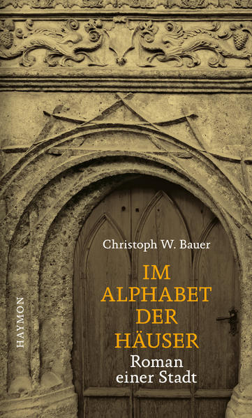 „Ein Haus bekam ich vor die Nase gesetzt, ein Haus ums andere, bis mein Blick zugemauert war und ich eine Geschichte erfand, um wieder sehen zu können“ - so beginnt ein langer Dialog, hingelehnt an eine Bartheke, ein Gespräch, das an den Häusern einer Stadt seinen Ausgang nimmt, sprachlich Mauern niederreißt, die den Blick versperren. Dass einer der beiden Gesprächspartner dabei im Dunkel bleibt, wird zur Metapher einer Blindheit, die um sich greift und nicht erkennen lässt, was Häuser mitzuteilen haben. Sie sind nicht nur die steinernen Zeugen einer Zeit, sie sind auch diese Zeit selbst, berichten von Schicksalen und Persönlichkeiten, von großen Ereignissen der Weltgeschichte und den kleinen eines unscheinbaren Lebens, nicht zuletzt erzählen sie aber auch von der Endlichkeit ihrer Bewohner. Häuser sind Bücher, in denen das Ferne nahe rückt, in ihnen zu blättern heißt auch, sich selbst zu begegnen. Die Häuser, die Stadt - sind sie beliebig gewählt? Ja, denn Häuser gibt es überall, wie einer der beiden Gesprächspartner sagt, auch die Entwicklung der Städte steht in einem mitteleuropäischen Kontext - und doch ist dieses Buch das Bekenntnis eines Autors zur Stadt seiner Wahl.