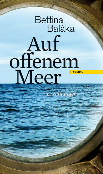 Simone verachtet ihre Schwieger-Großmutter - eine Frau, die davon träumt, Adolf Hitler im Jenseits endlich einmal die Hand zu schütteln, und die Simone, der Enkelin eines Widerstandskämpfers, ihre "nicht-arische Physiognomie" vorwirft. Aber was tun, wenn diese verhasste Ewiggestrige einem am Totenbett ihre Villa vermacht, ein prächtiges Haus mit großem Garten, ideal für eine junge Familie - mit dem einzigen Haken, dass es sich dabei um „arisierten“ Besitz handelt? In der Theorie ist es ja leicht, das Richtige zu tun und die korrekten Einstellungen zu vertreten - aber wenn die Wirklichkeit ihre Fallstricke auslegt, sehen die Dinge schon ganz anders aus … Bettina Balàka erzählt von kleinen Helden und großen Feiglingen, von scheinbarer Freiheit und vermeintlichen Fesseln - und von der absurden Logik der Geschichte.